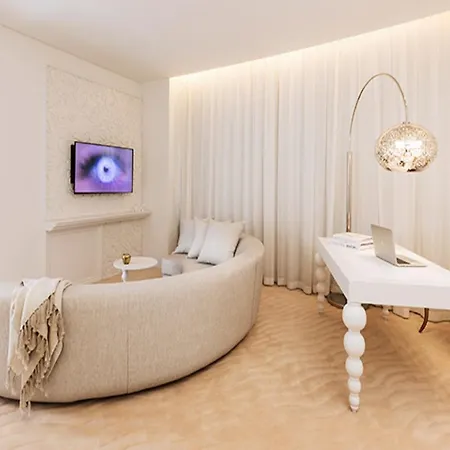 Deluxe Apartments - Parking , Central Suites *